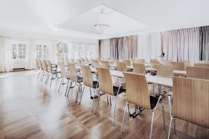 Konferenslokal på Friibergh Herrgård med dagsljus och utsikt över Mälaren nära Stockholm