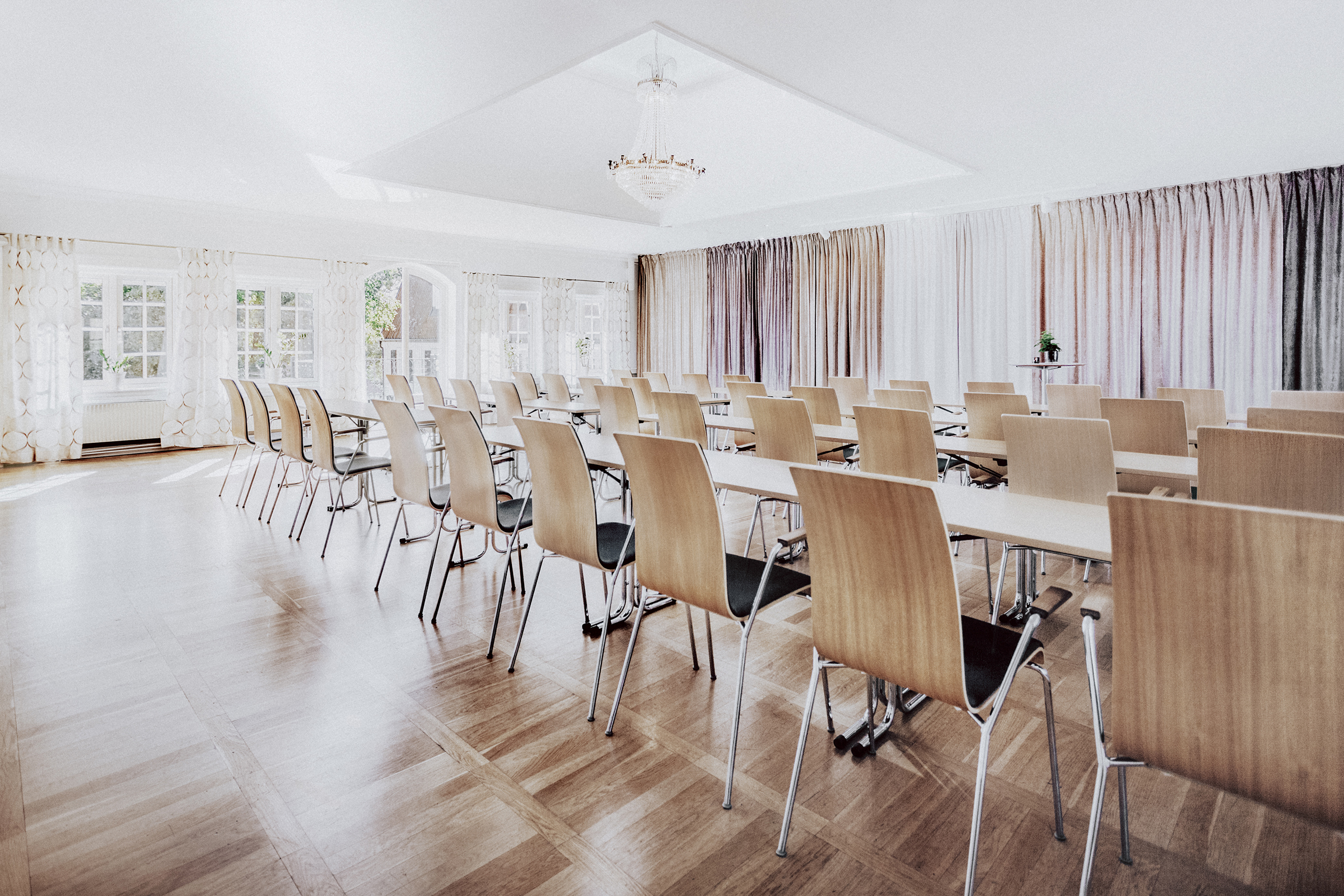 Konferenslokal på Friibergh Herrgård med dagsljus och utsikt över Mälaren nära Stockholm